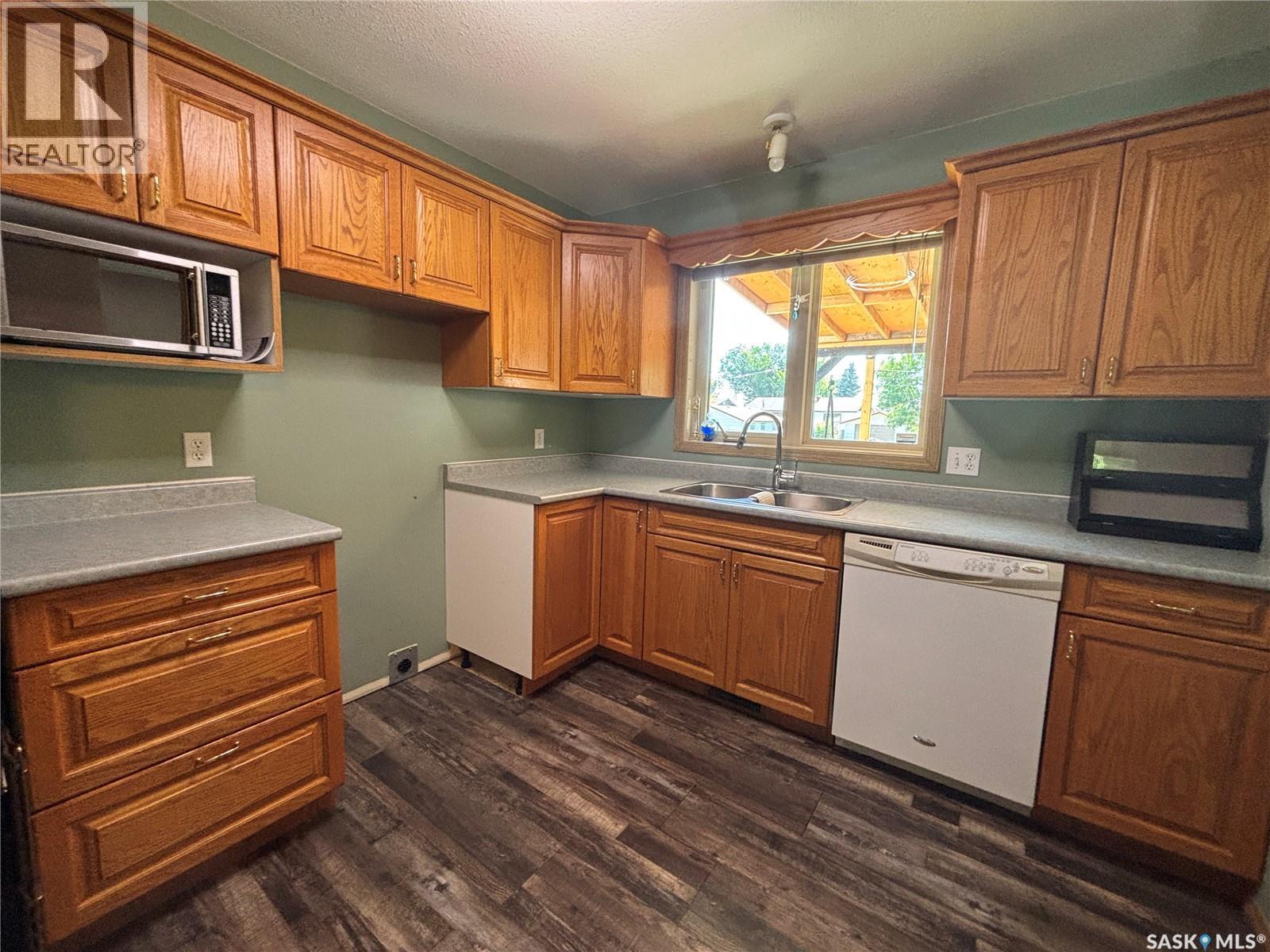 208 Herbert Street, Maple Creek, SK - Indoor Photo Showing Kitchen With Double Sink