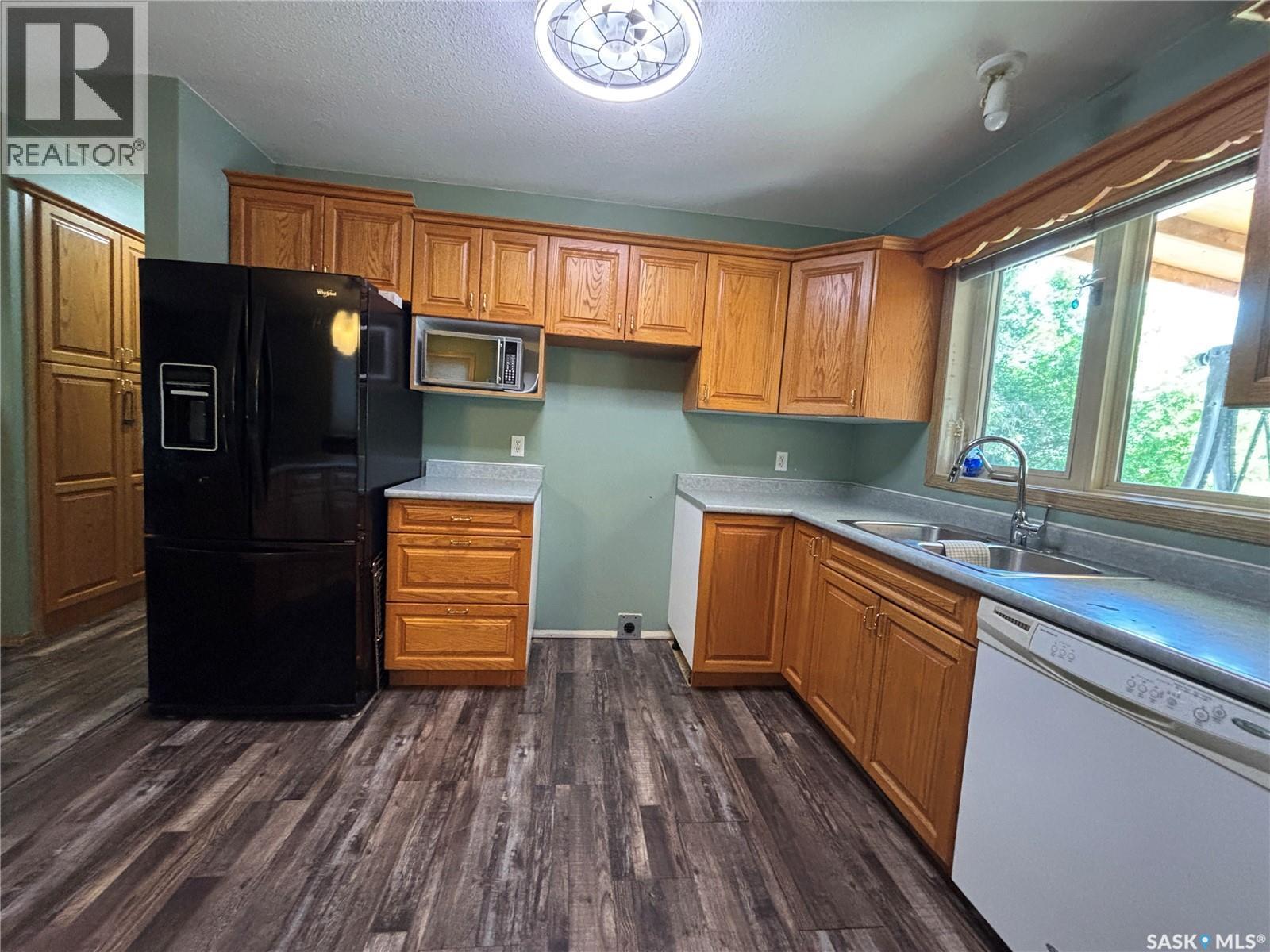 208 Herbert Street, Maple Creek, SK - Indoor Photo Showing Kitchen With Double Sink
