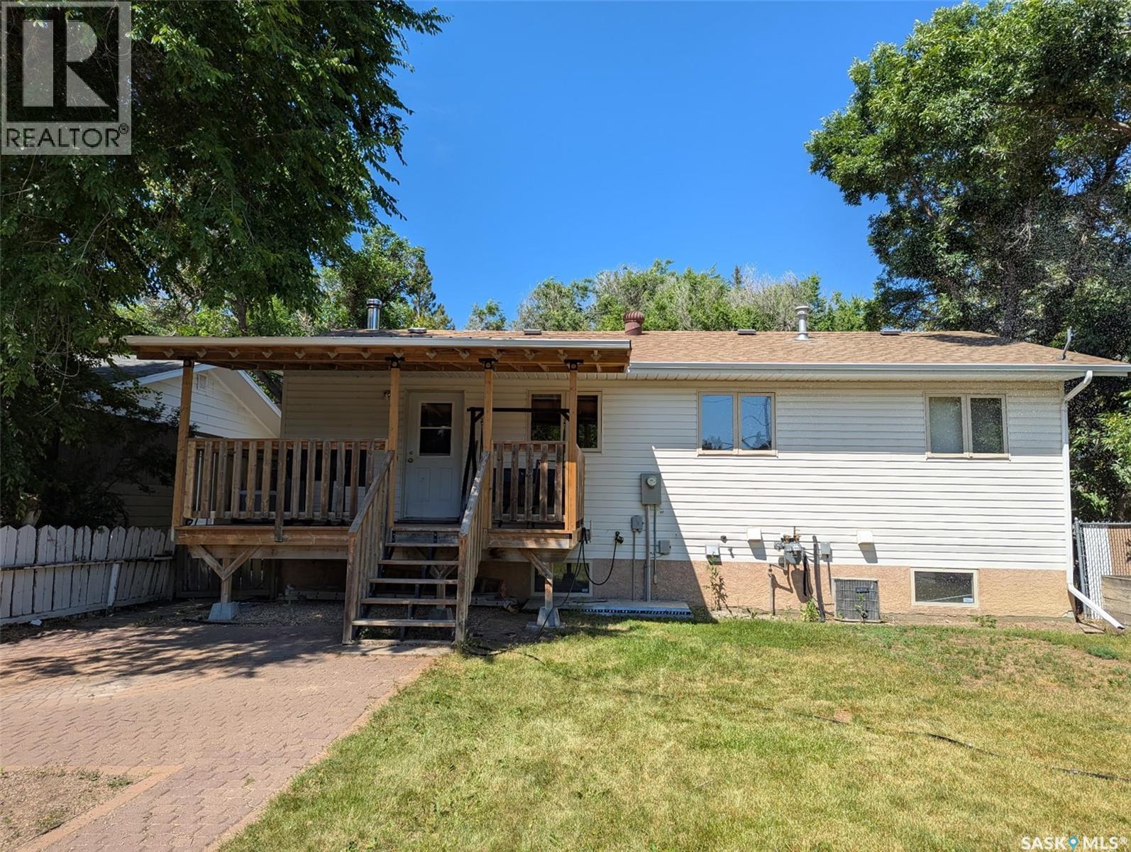 208 Herbert Street, Maple Creek, SK - Outdoor