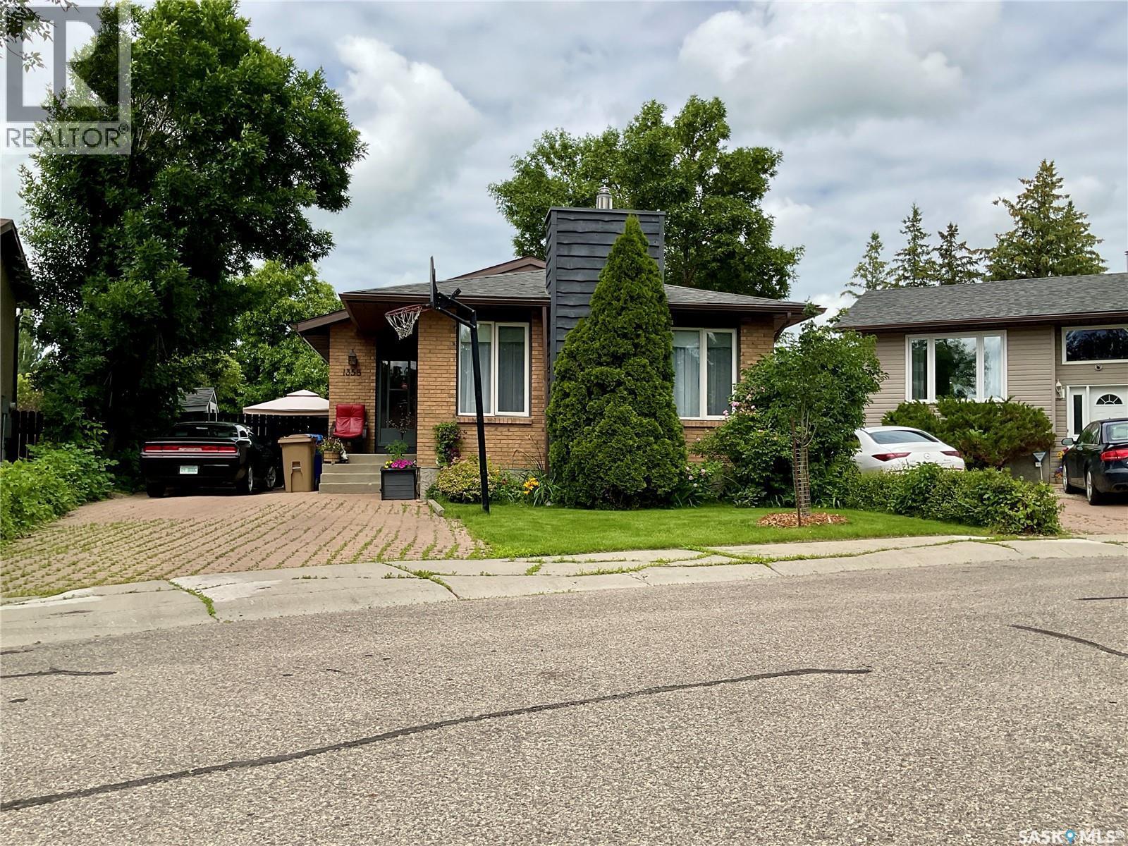 1358 Lakewood Crescent N, Regina, SK - Outdoor