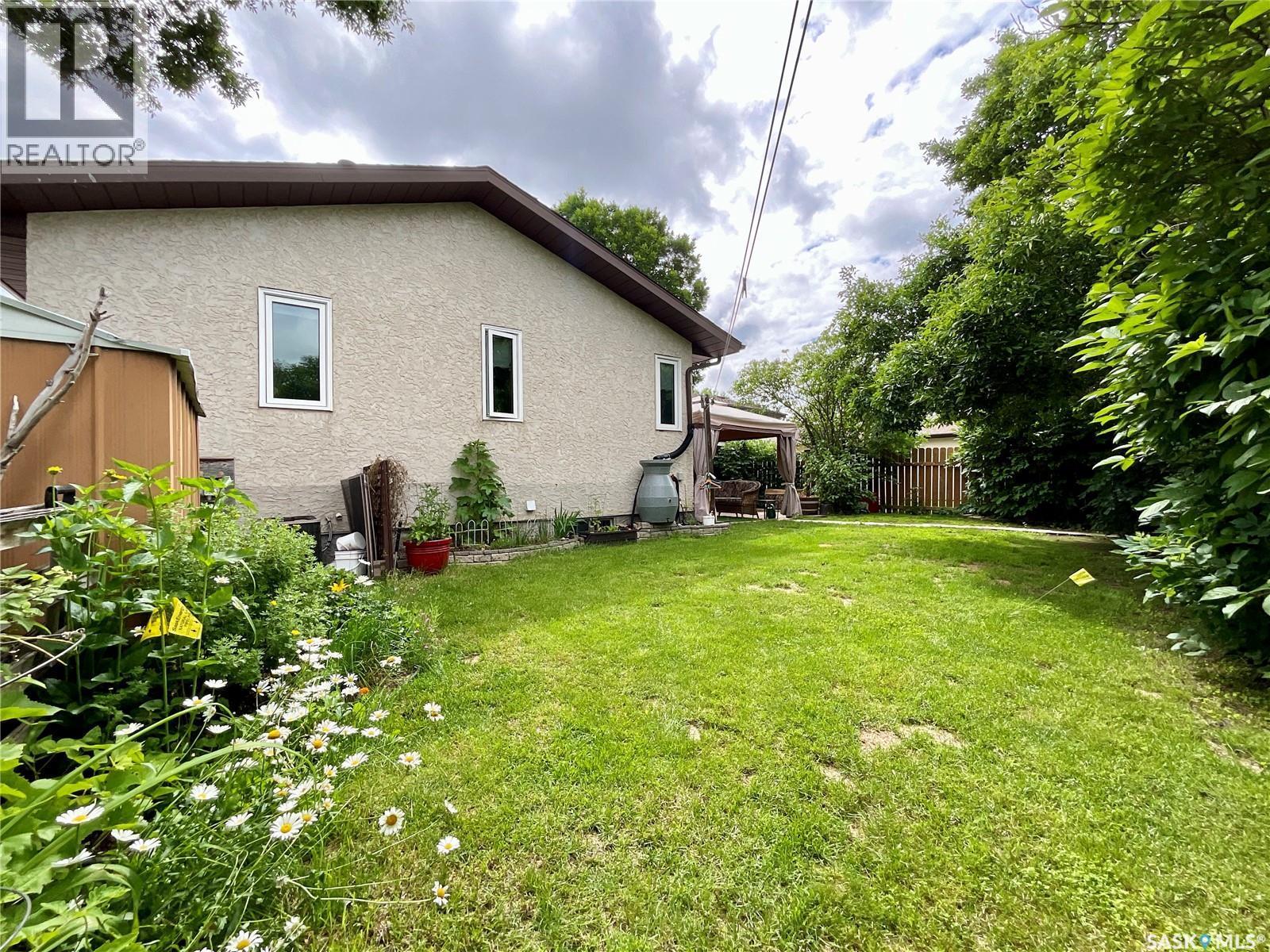 1358 Lakewood Crescent N, Regina, SK - Outdoor
