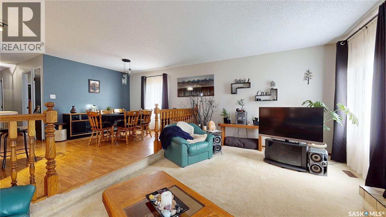 1358 Lakewood Crescent N, Regina, SK - Indoor Photo Showing Living Room