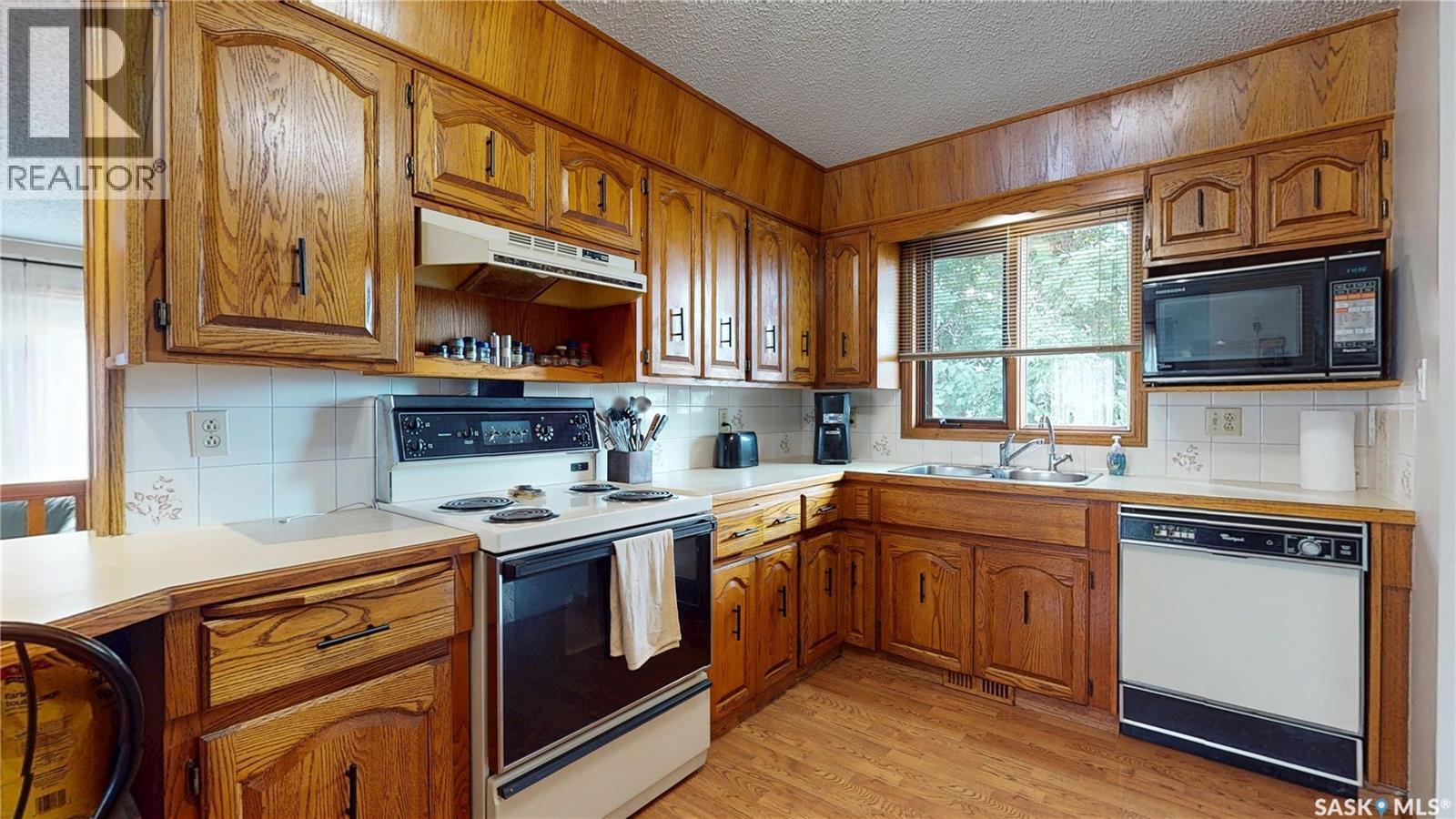 1358 Lakewood Crescent N, Regina, SK - Indoor Photo Showing Kitchen With Double Sink