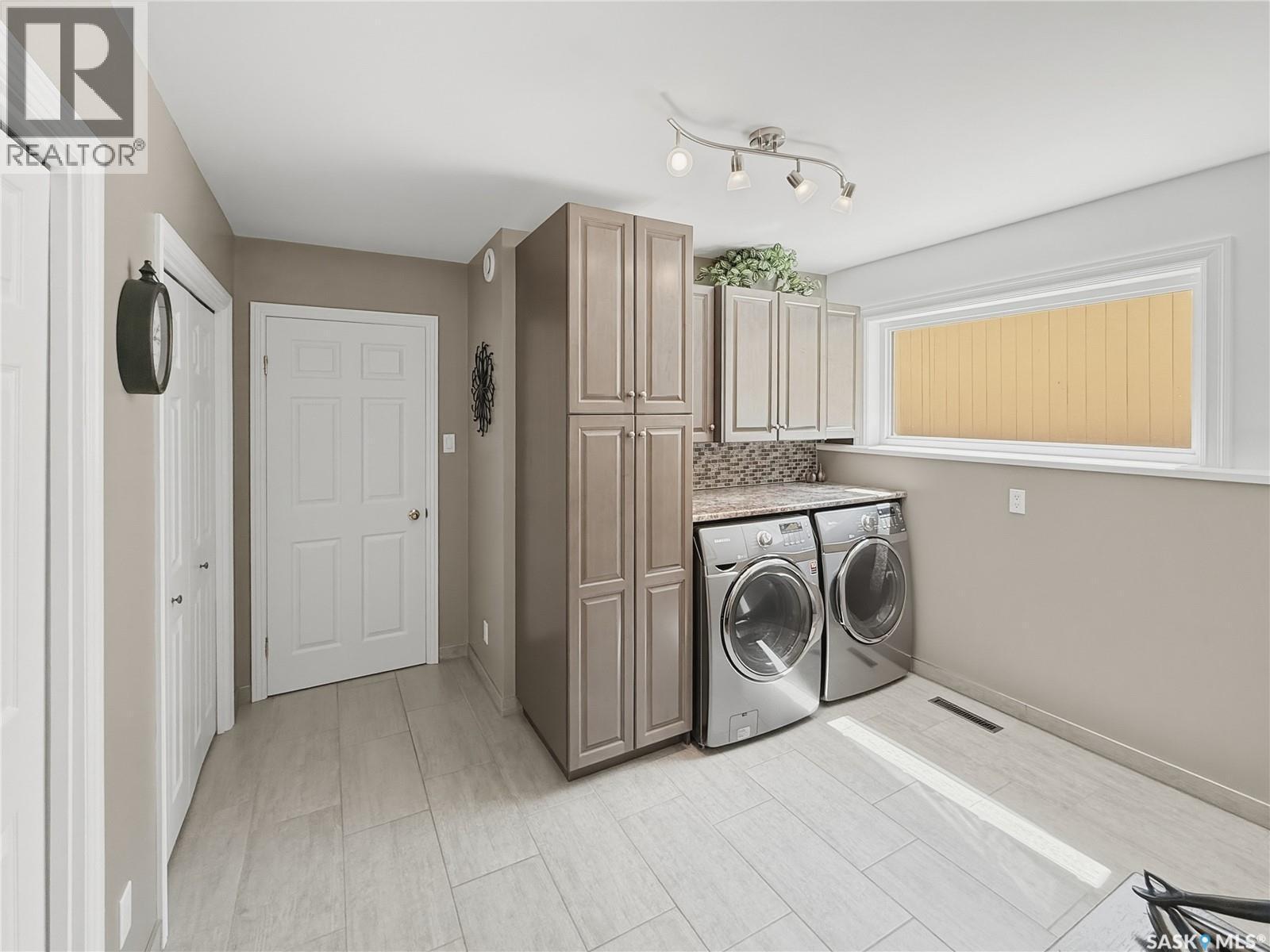 1165 North Hill Drive, Swift Current, SK - Indoor Photo Showing Laundry Room