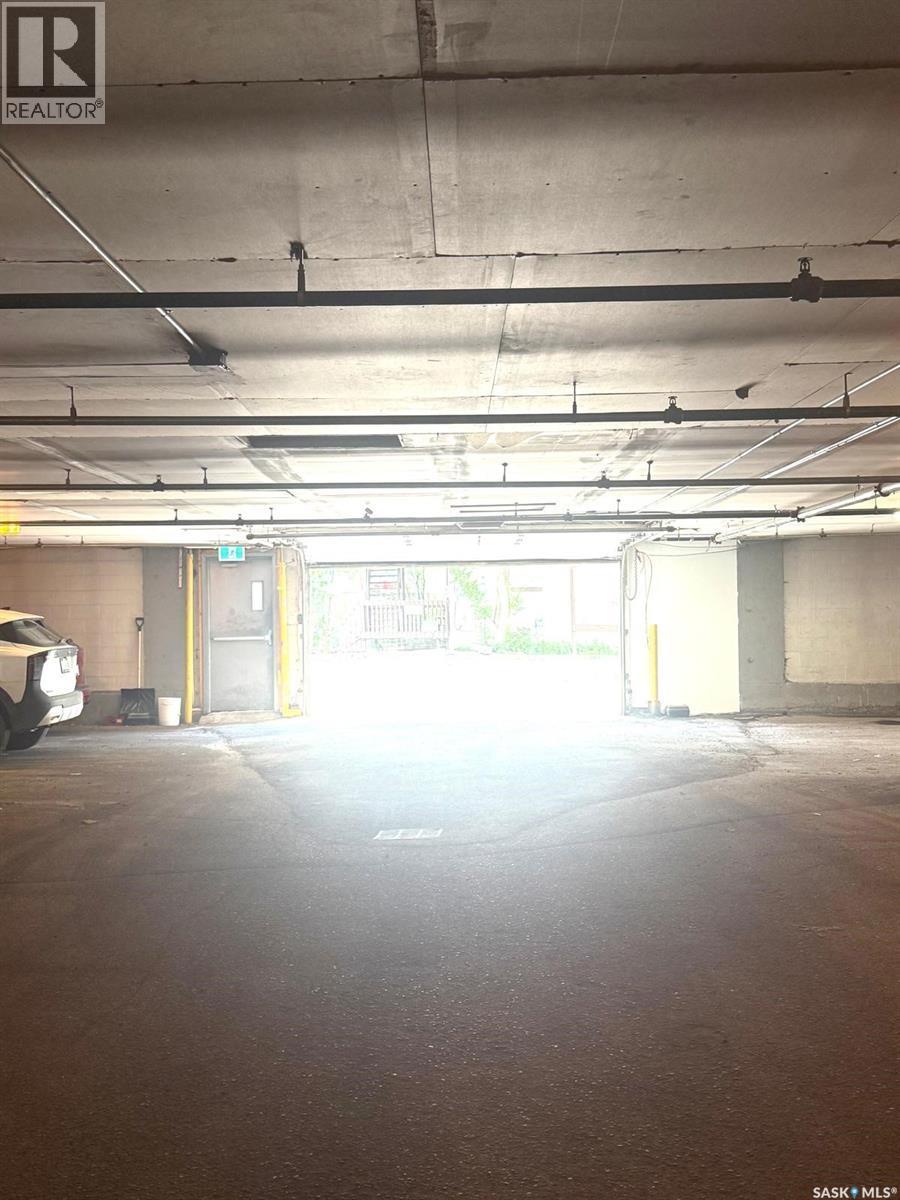 404 2125 Osler Street, Regina, SK - Indoor Photo Showing Garage