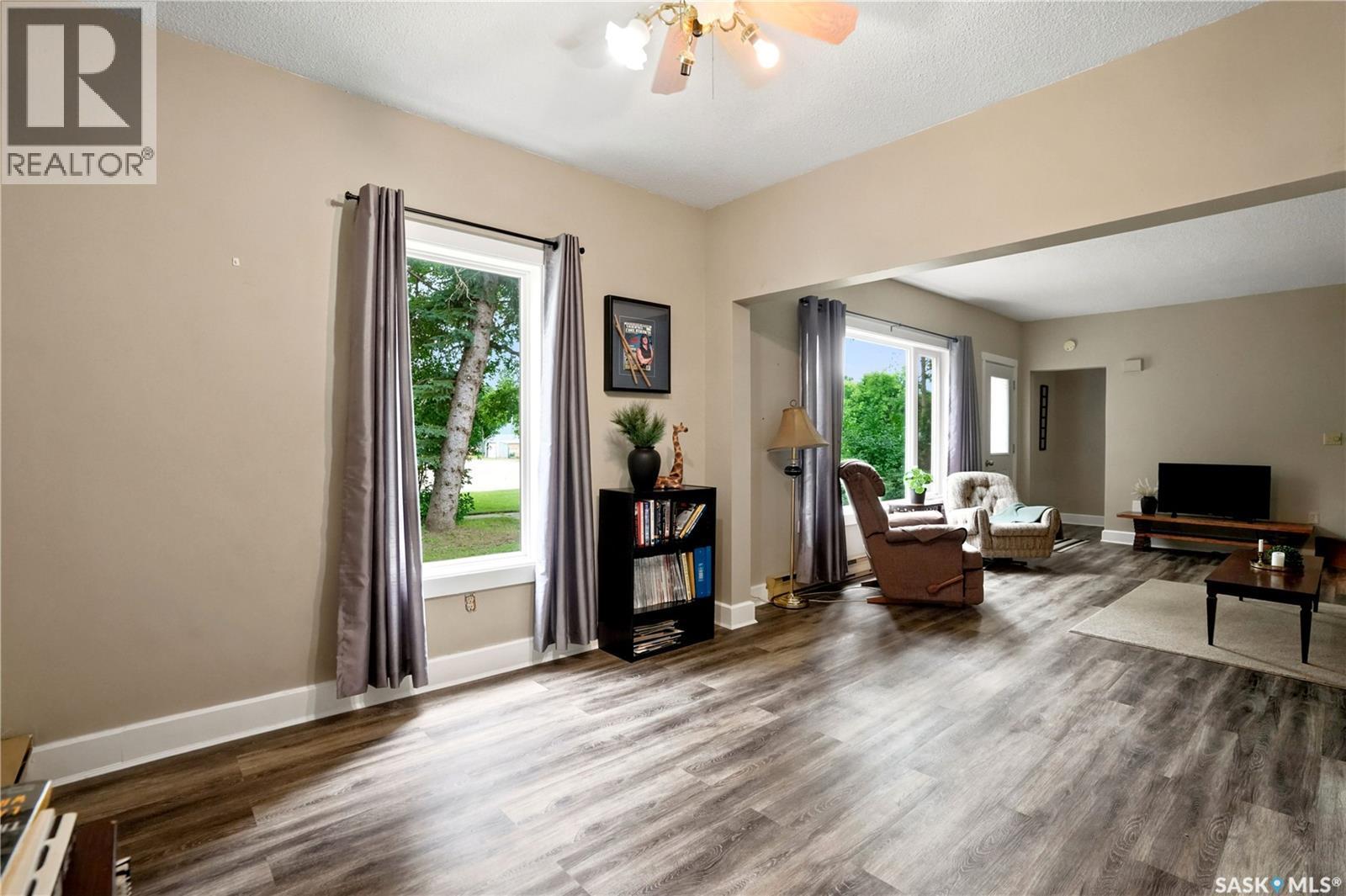 300 Main Street, Dysart, SK - Indoor