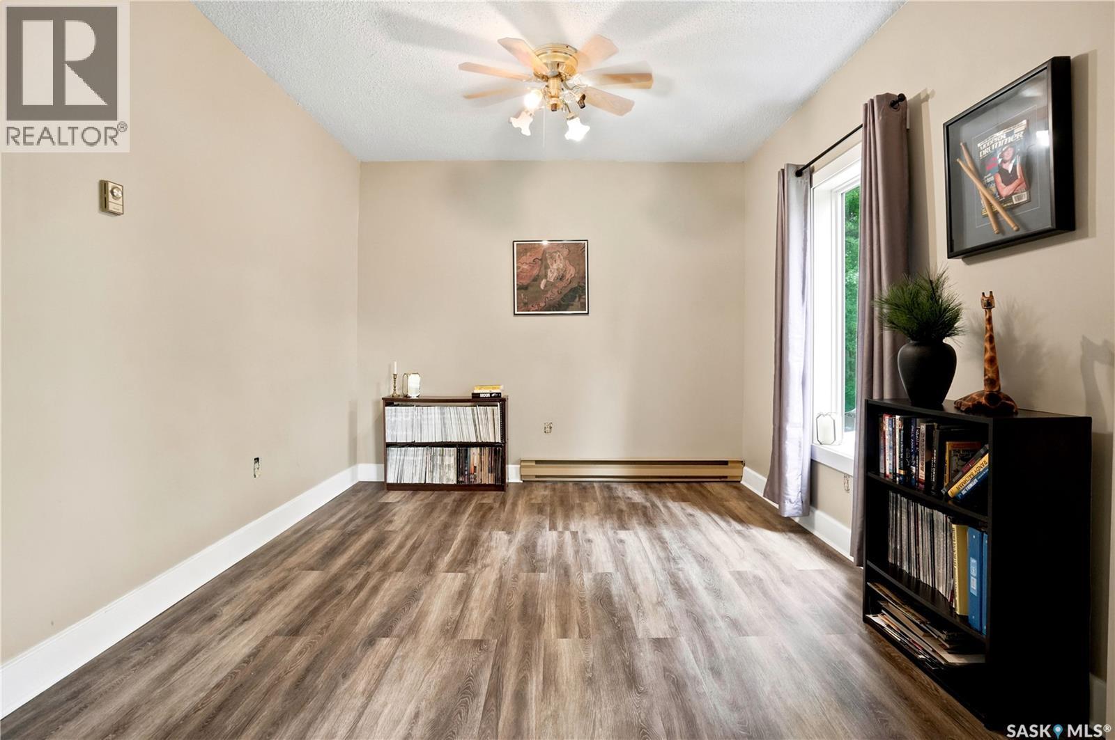300 Main Street, Dysart, SK - Indoor Photo Showing Other Room