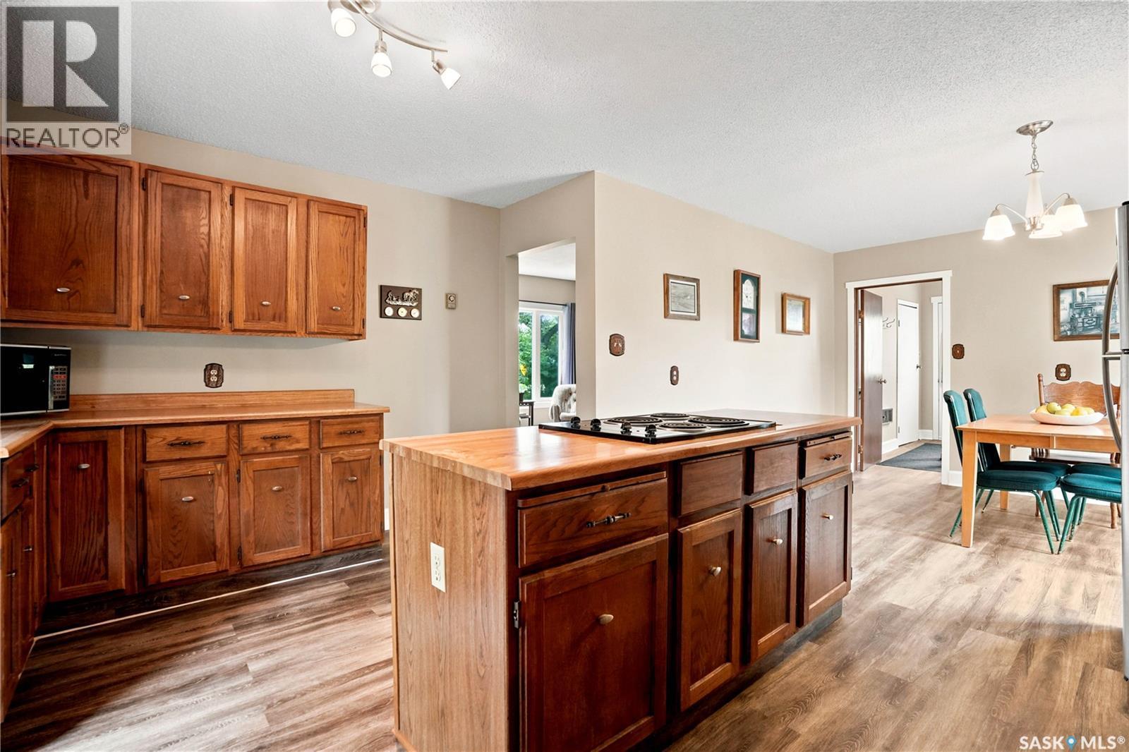 300 Main Street, Dysart, SK - Indoor