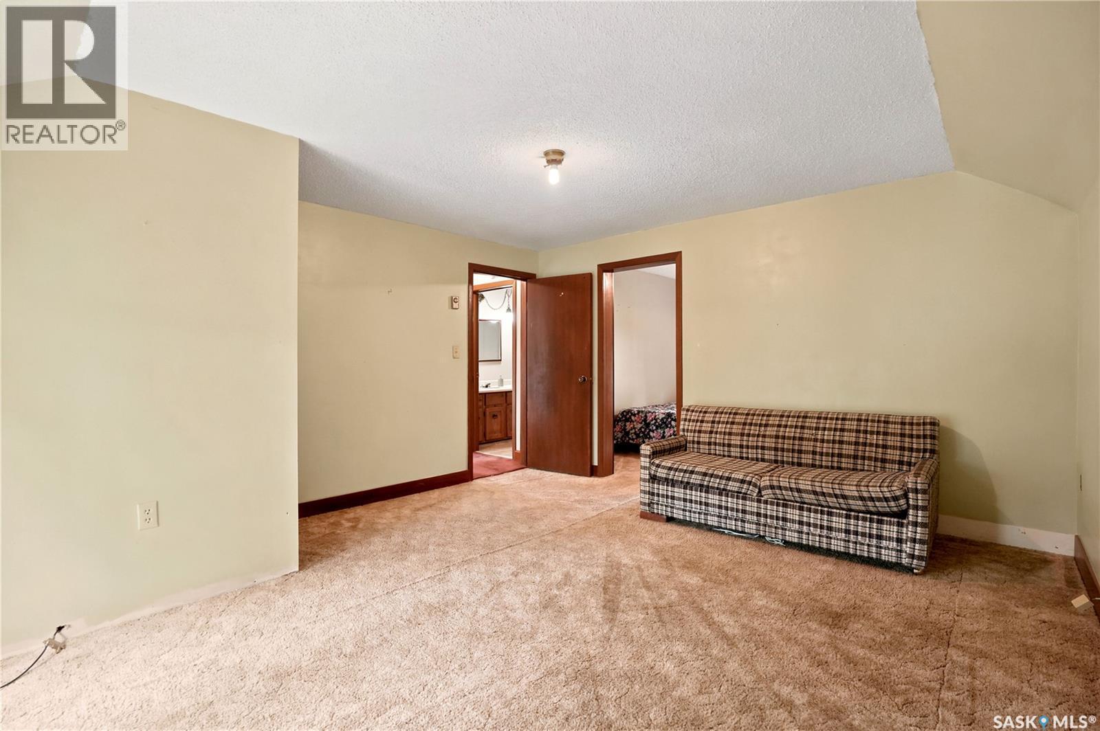 300 Main Street, Dysart, SK - Indoor