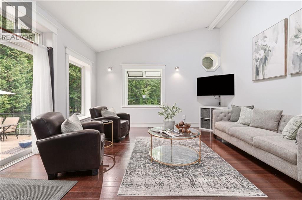 318 10Th Concession Road E, Freelton, ON - Indoor Photo Showing Living Room