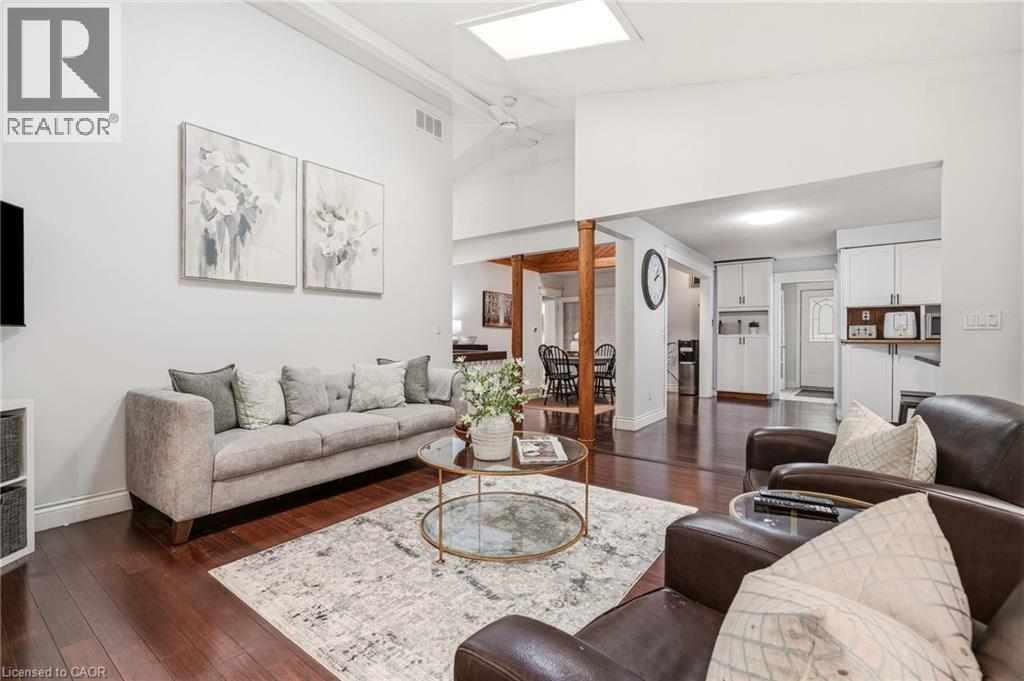 318 10Th Concession Road E, Freelton, ON - Indoor Photo Showing Living Room