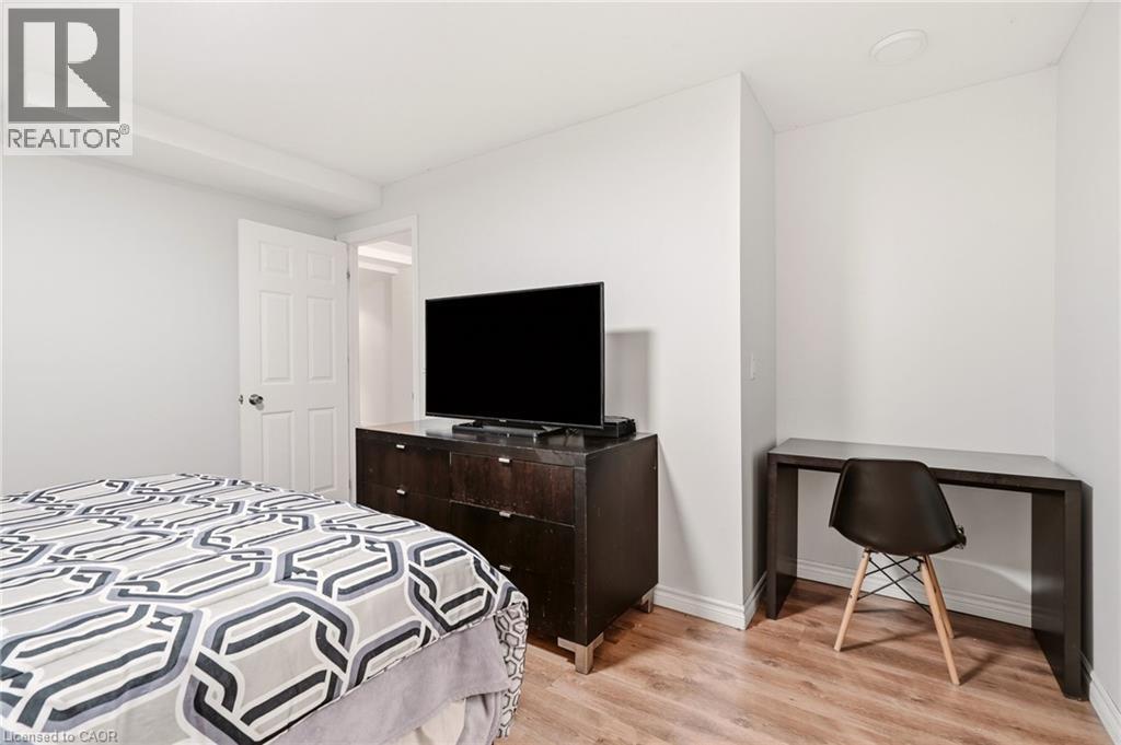 318 10Th Concession Road E, Freelton, ON - Indoor Photo Showing Bedroom