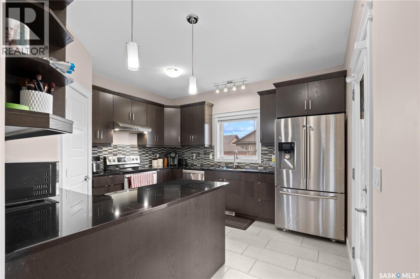 526 Maple Crescent, Warman, SK - Indoor Photo Showing Kitchen With Upgraded Kitchen