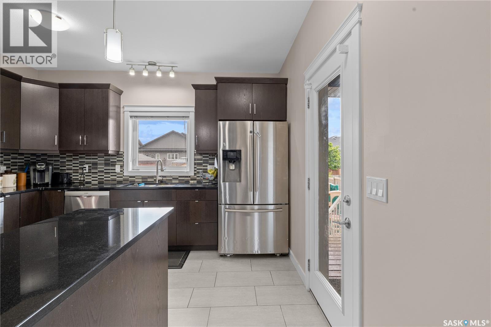 526 Maple Crescent, Warman, SK - Indoor Photo Showing Kitchen With Double Sink With Upgraded Kitchen