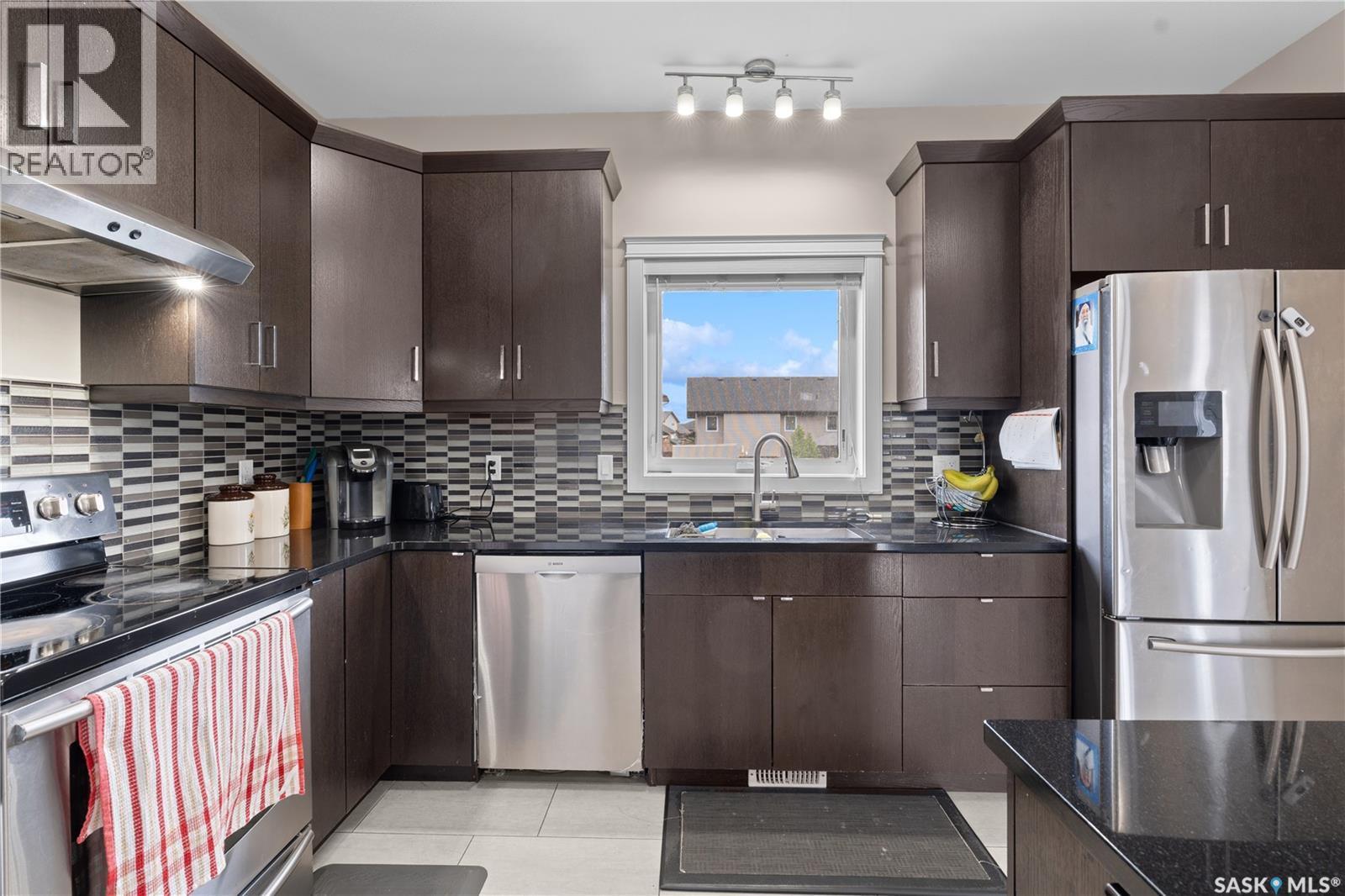 526 Maple Crescent, Warman, SK - Indoor Photo Showing Kitchen With Upgraded Kitchen