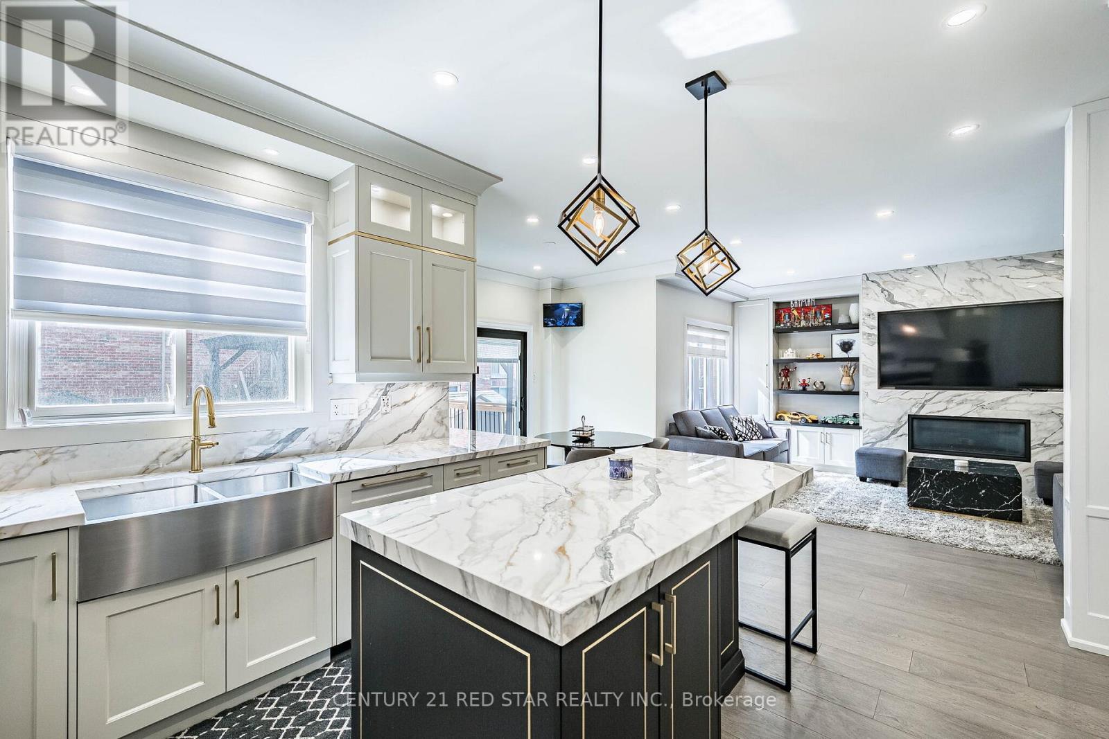 396 Derrydale Drive, Mississauga, ON - Indoor Photo Showing Kitchen With Upgraded Kitchen