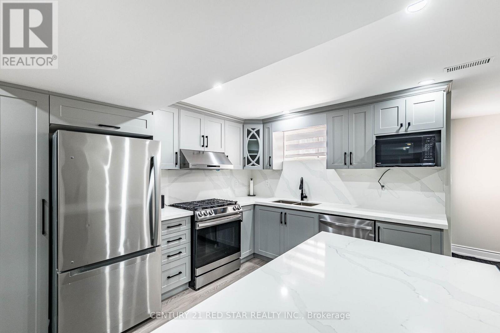396 Derrydale Drive, Mississauga, ON - Indoor Photo Showing Kitchen With Double Sink With Upgraded Kitchen