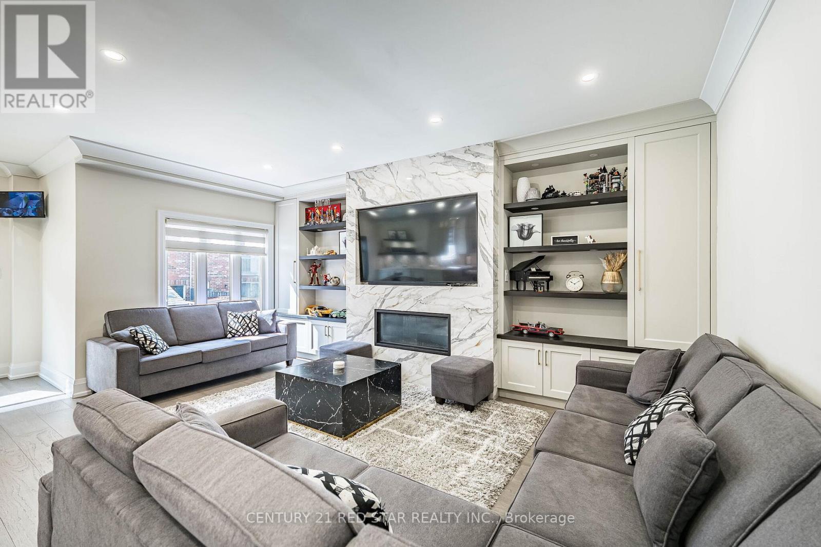 396 Derrydale Drive, Mississauga, ON - Indoor Photo Showing Living Room With Fireplace