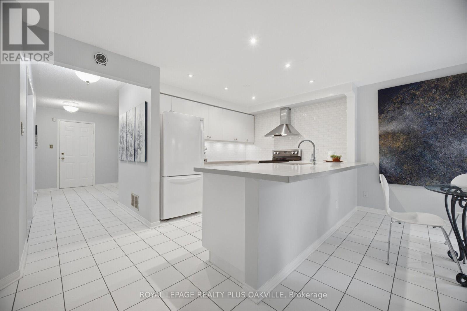 5882 Cornell Crescent, Mississauga, ON - Indoor Photo Showing Kitchen