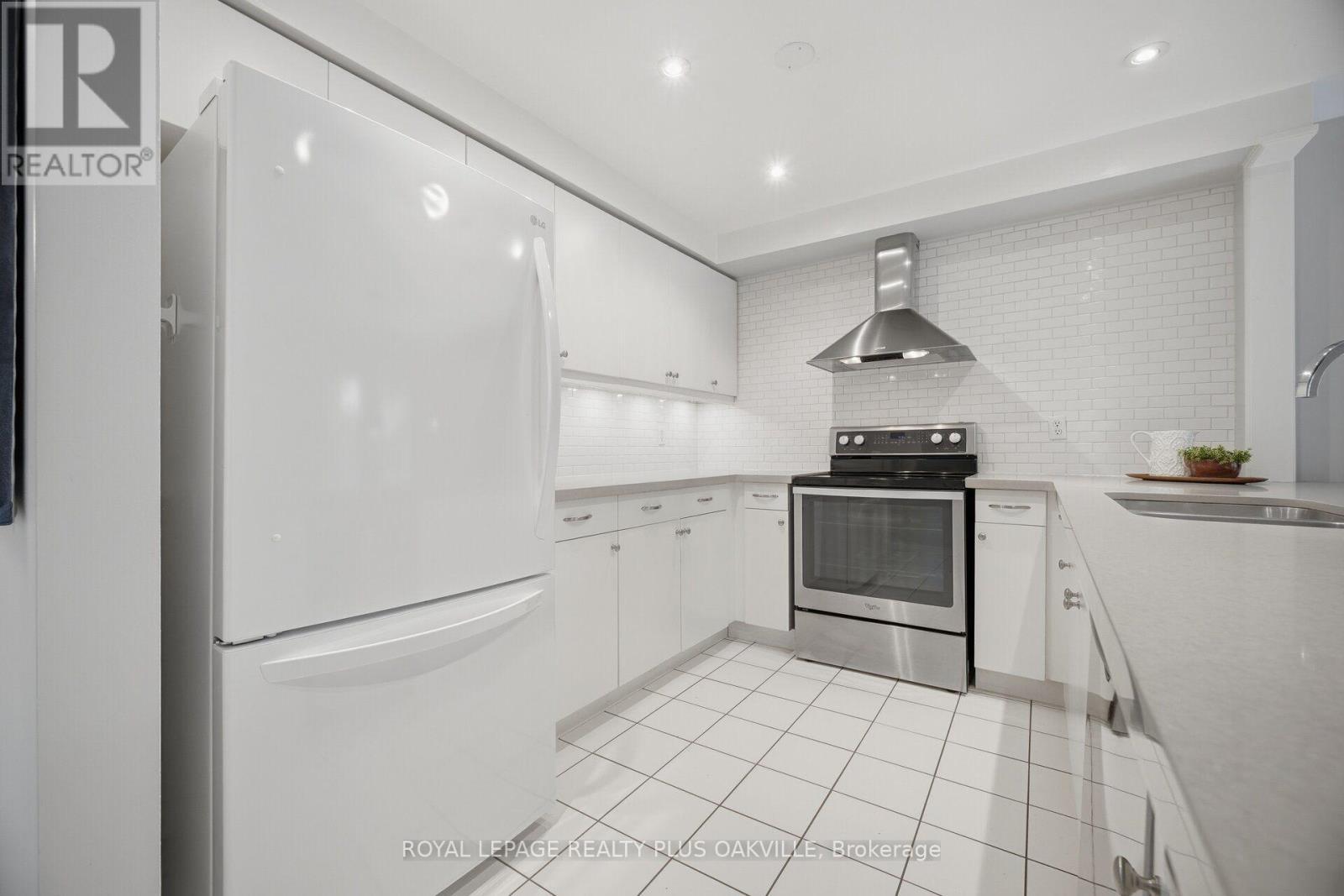 5882 Cornell Crescent, Mississauga, ON - Indoor Photo Showing Kitchen
