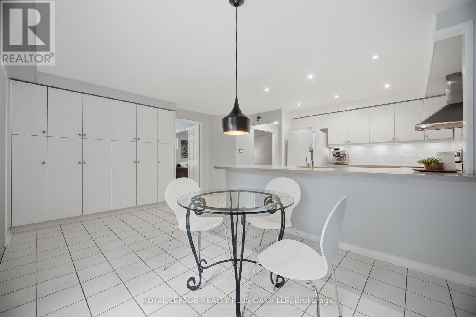 5882 Cornell Crescent, Mississauga, ON - Indoor Photo Showing Kitchen