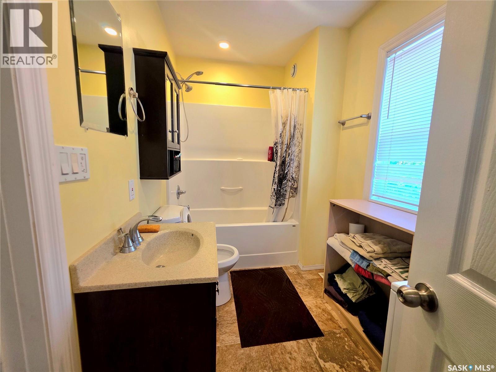802 O Avenue S, Saskatoon, SK - Indoor Photo Showing Bathroom