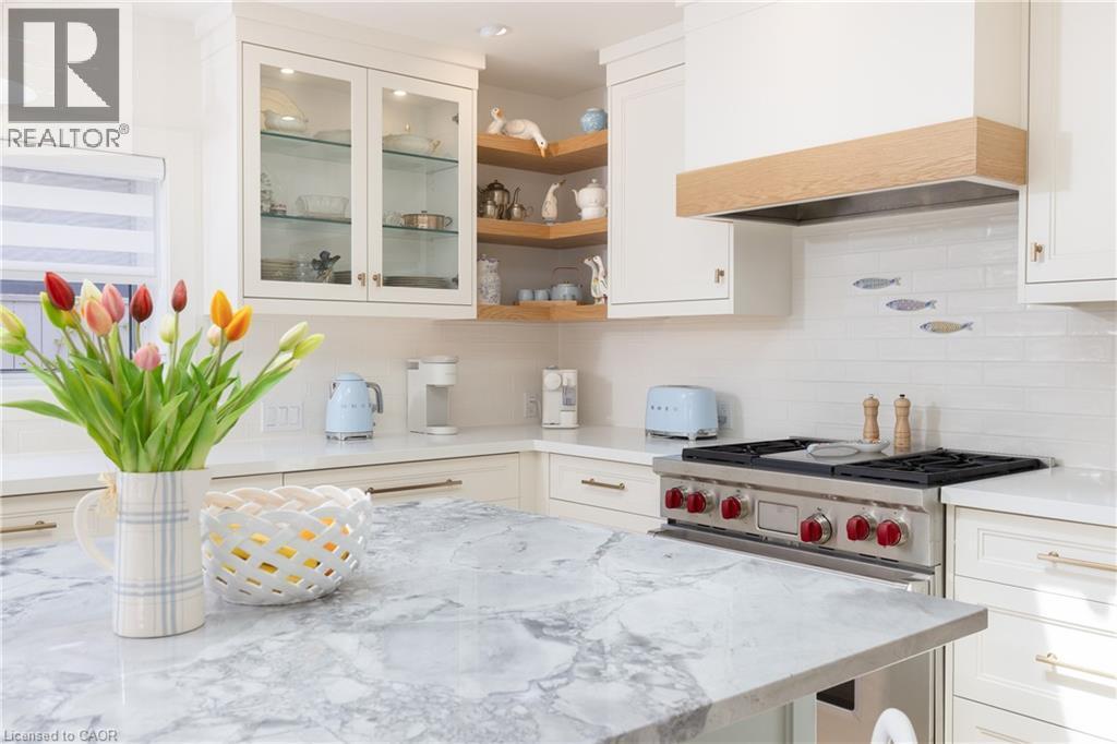 3136 Princess Boulevard, Burlington, ON - Indoor Photo Showing Kitchen With Upgraded Kitchen