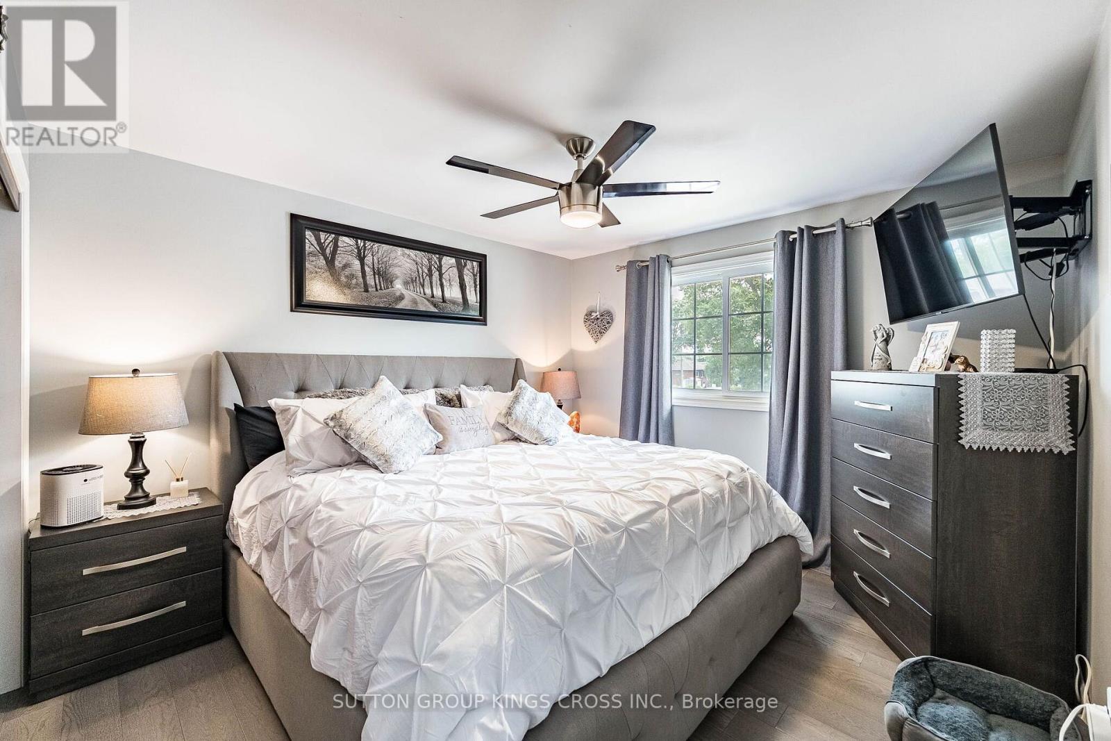 2 Maitland Avenue, Hamilton, ON - Indoor Photo Showing Bedroom