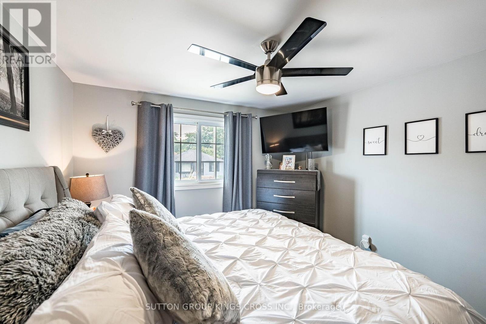 2 Maitland Avenue, Hamilton, ON - Indoor Photo Showing Bedroom