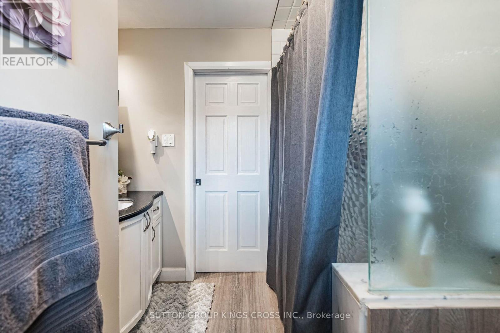 2 Maitland Avenue, Hamilton, ON - Indoor Photo Showing Bathroom