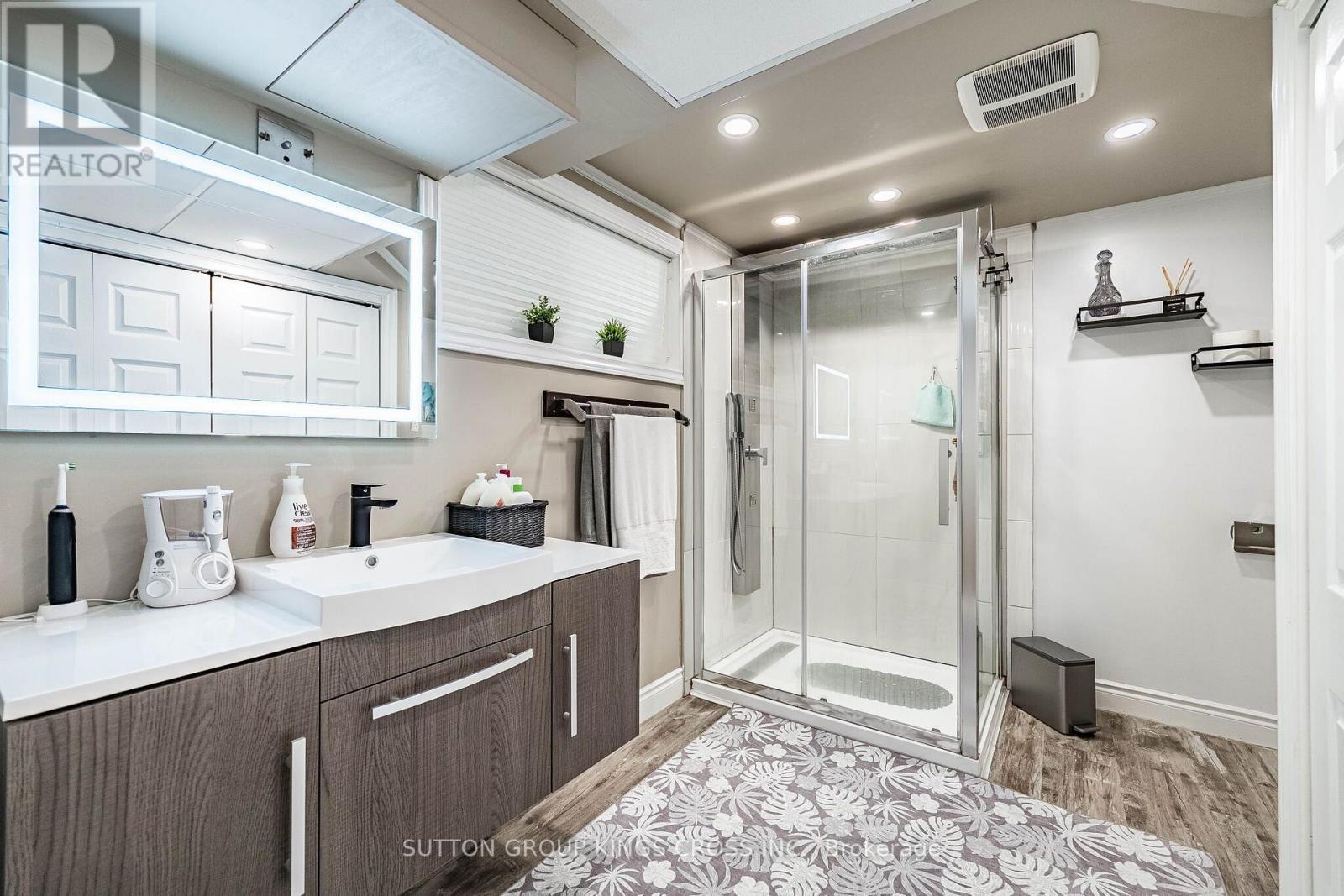 2 Maitland Avenue, Hamilton, ON - Indoor Photo Showing Bathroom