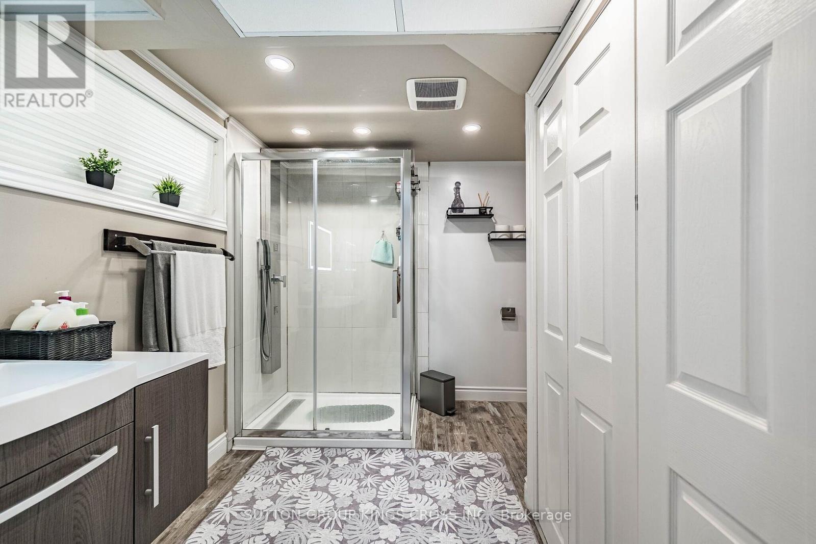 2 Maitland Avenue, Hamilton, ON - Indoor Photo Showing Bathroom