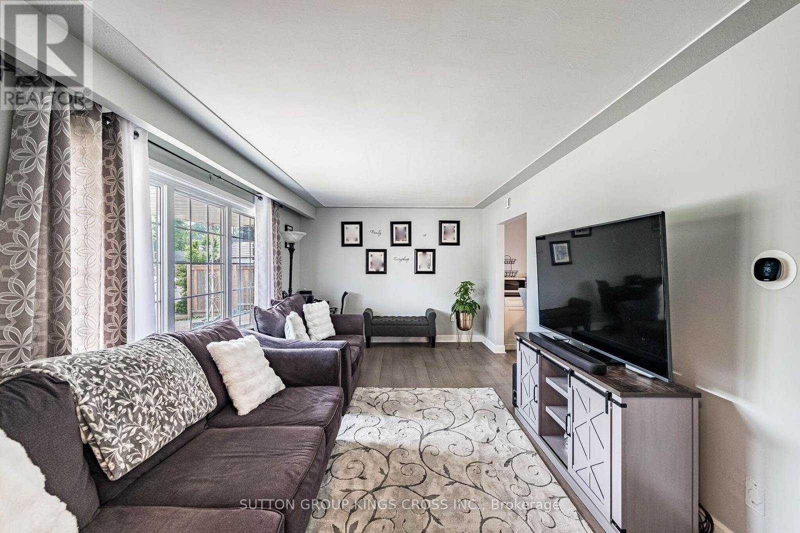 2 Maitland Avenue, Hamilton, ON - Indoor Photo Showing Living Room