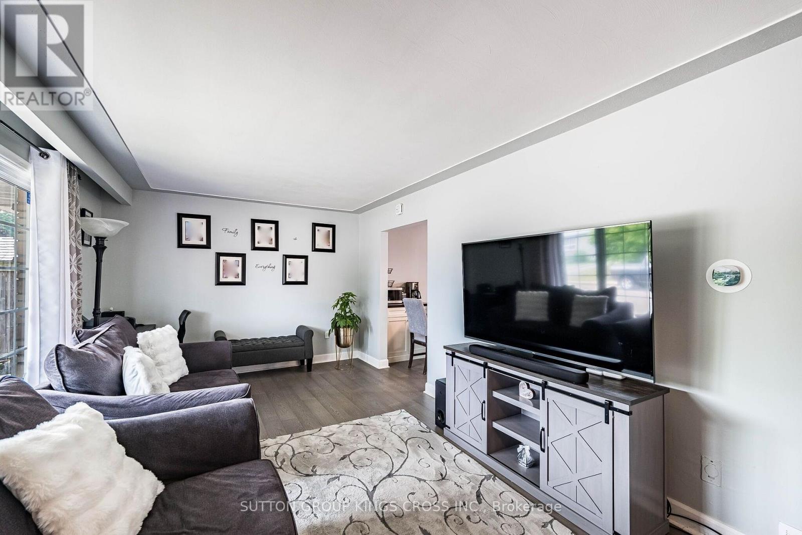 2 Maitland Avenue, Hamilton, ON - Indoor Photo Showing Living Room