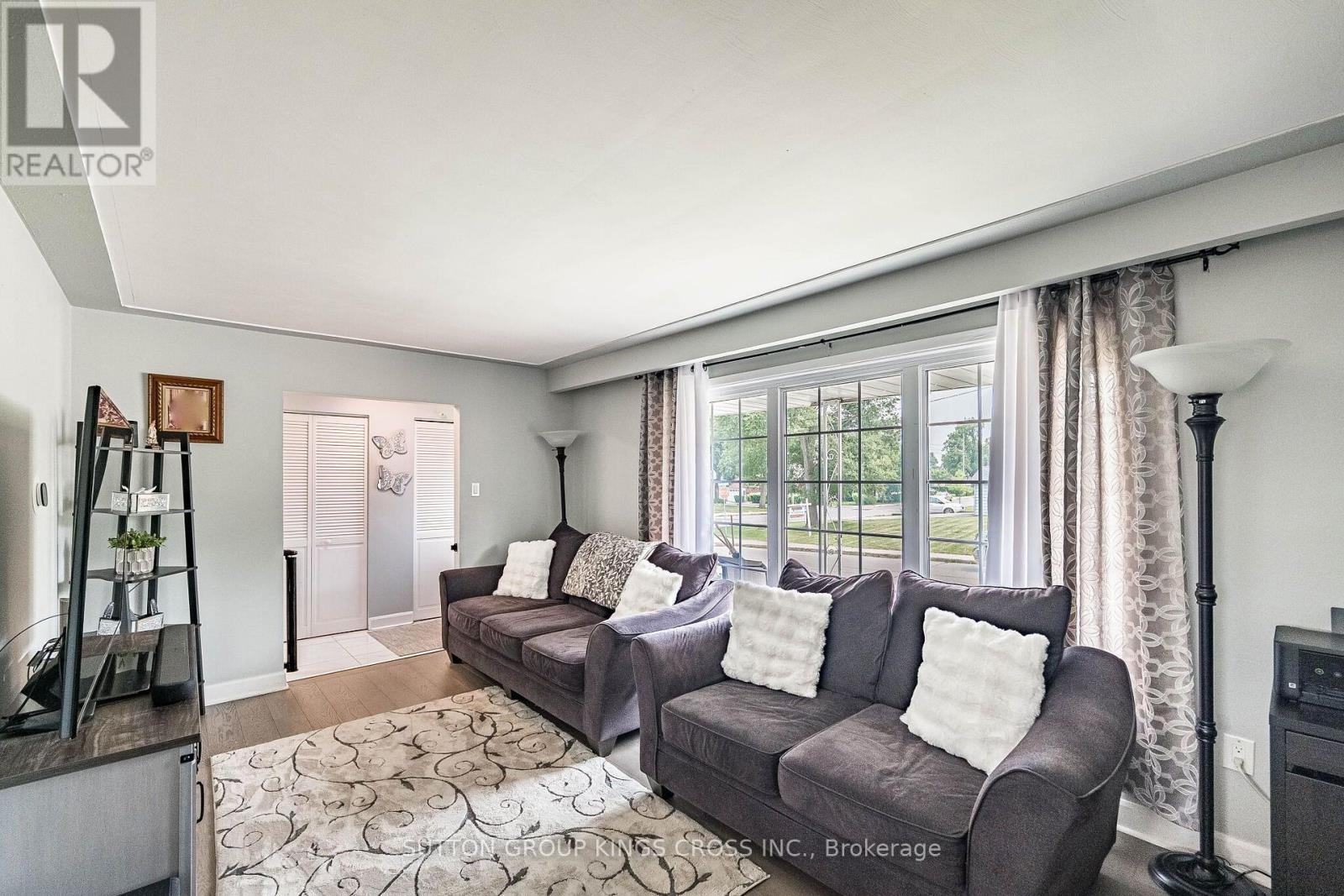 2 Maitland Avenue, Hamilton, ON - Indoor Photo Showing Living Room