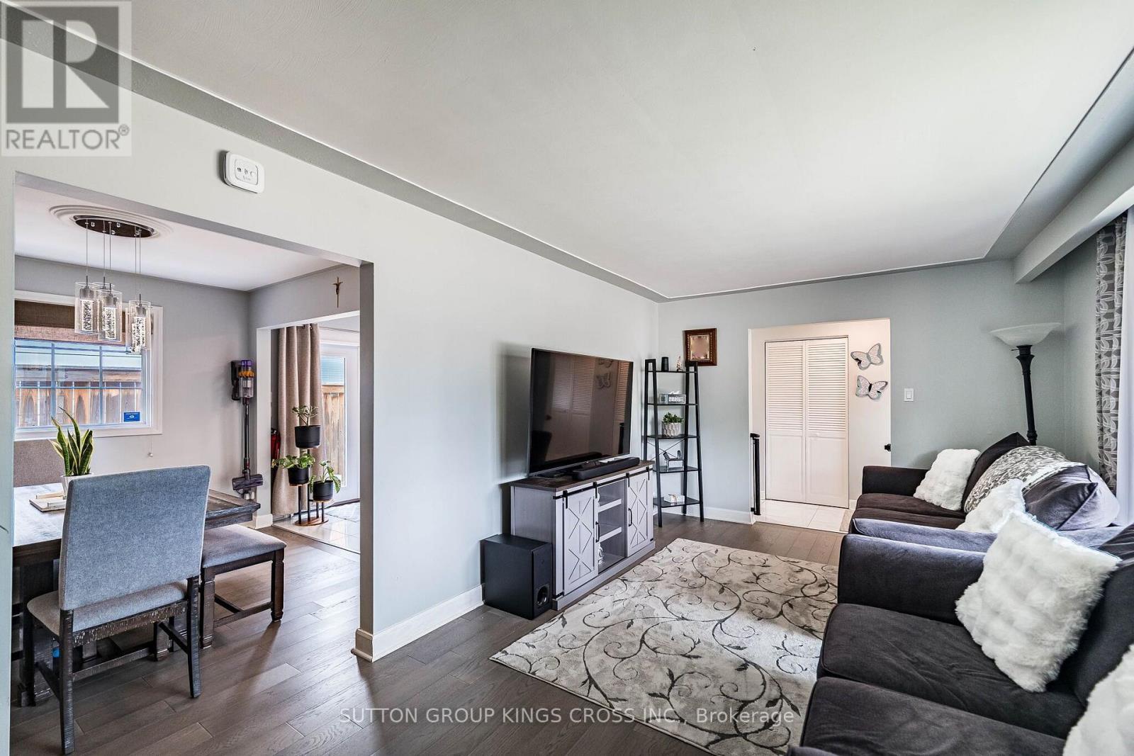 2 Maitland Avenue, Hamilton, ON - Indoor Photo Showing Living Room