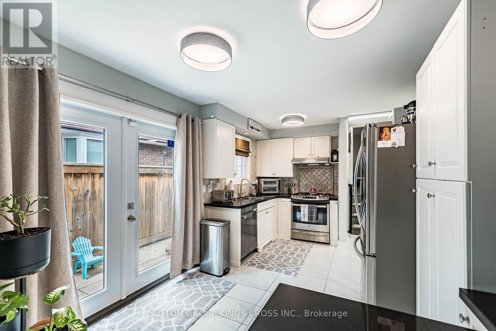 2 Maitland Avenue, Hamilton, ON - Indoor Photo Showing Kitchen