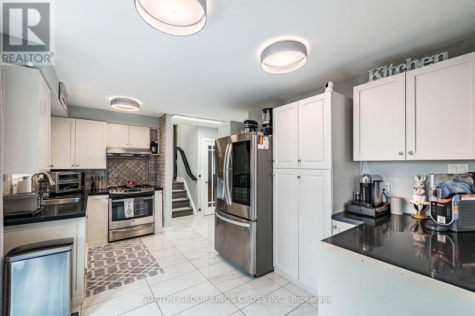 2 Maitland Avenue, Hamilton, ON - Indoor Photo Showing Kitchen
