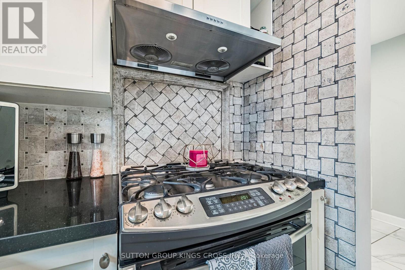 2 Maitland Avenue, Hamilton, ON - Indoor Photo Showing Kitchen