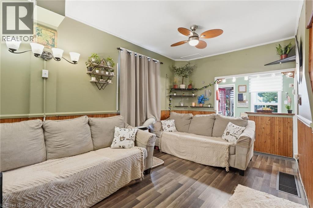 182 Cavell Avenue, Hamilton, ON - Indoor Photo Showing Living Room