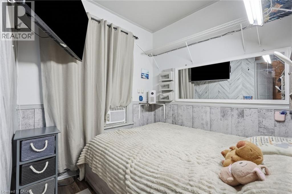 182 Cavell Avenue, Hamilton, ON - Indoor Photo Showing Bedroom