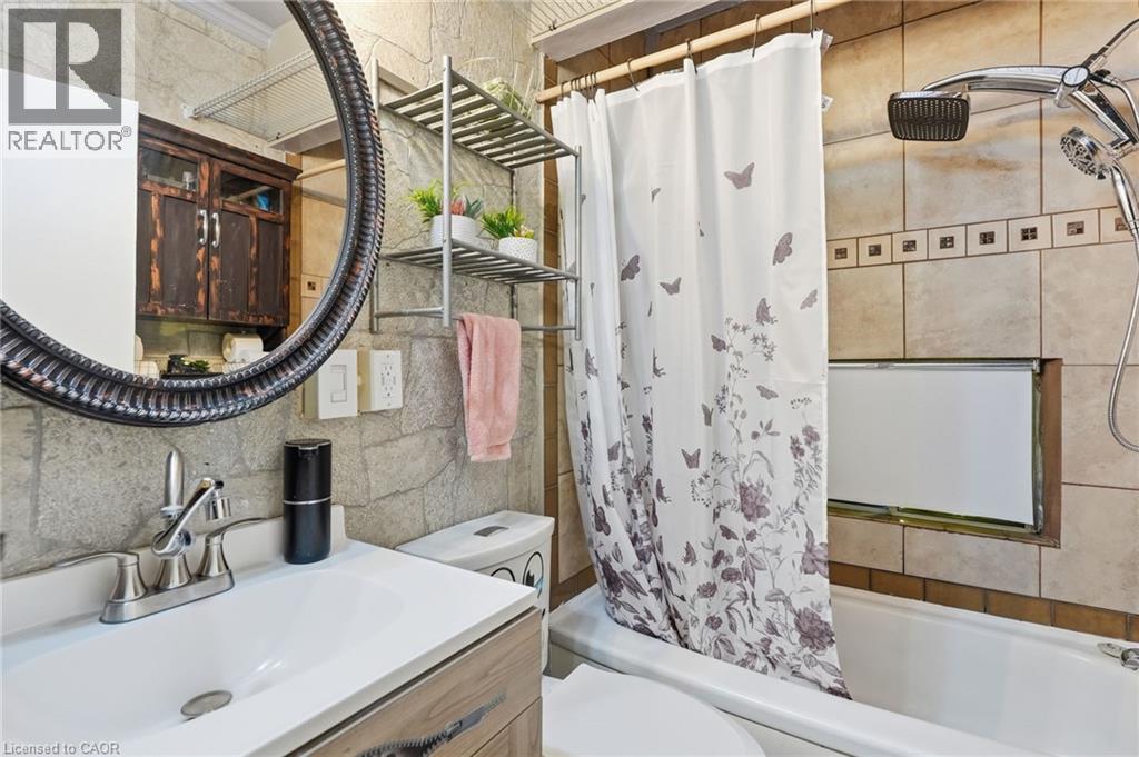 182 Cavell Avenue, Hamilton, ON - Indoor Photo Showing Bathroom