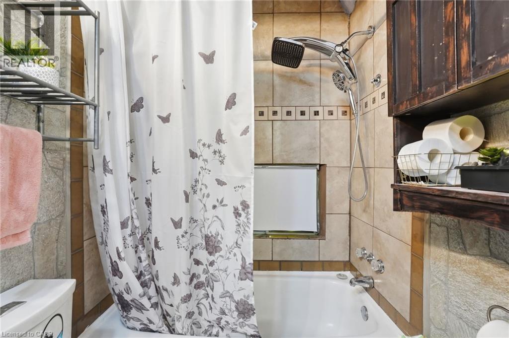 182 Cavell Avenue, Hamilton, ON - Indoor Photo Showing Bathroom