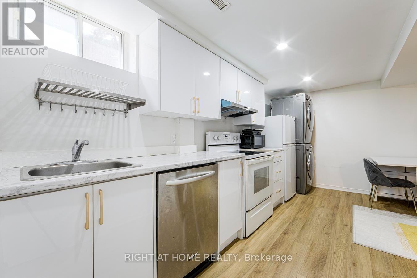 48 Daleside Crescent, Toronto, ON - Indoor Photo Showing Kitchen
