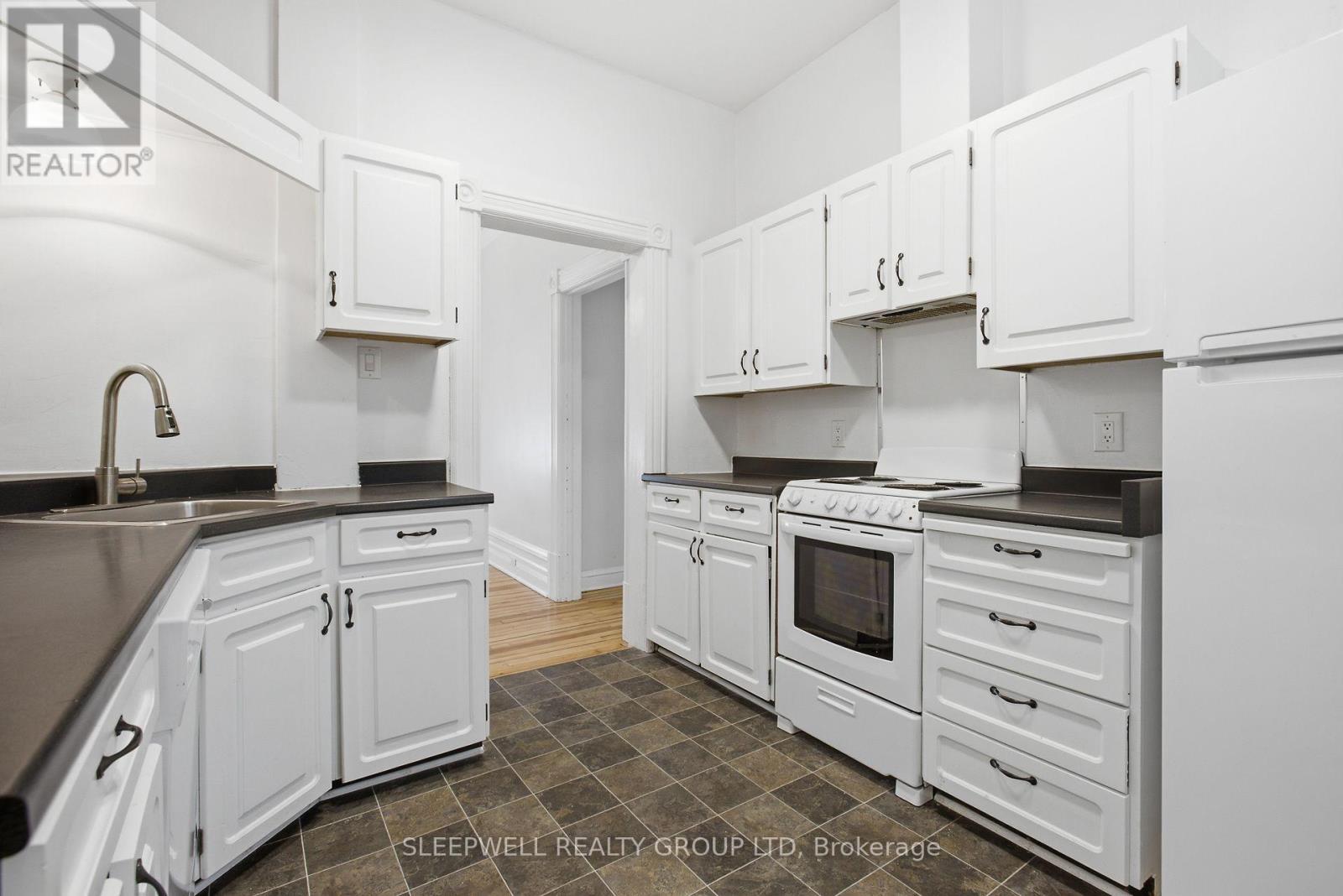 80 Fourth Avenue, Ottawa, ON - Indoor Photo Showing Kitchen