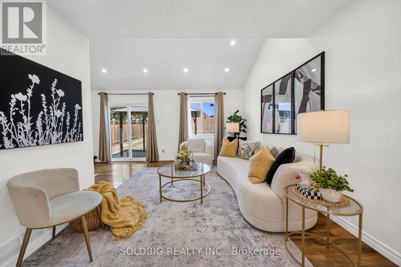 76 Banting Crescent, Brampton, ON - Indoor Photo Showing Living Room