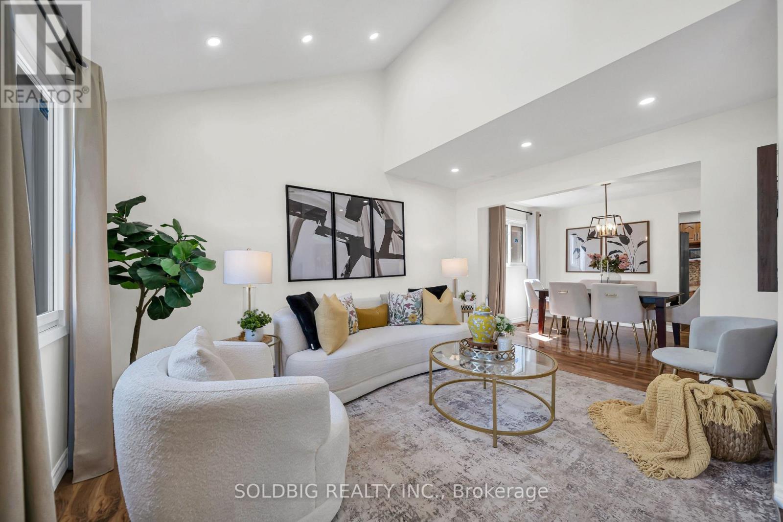 76 Banting Crescent, Brampton, ON - Indoor Photo Showing Living Room