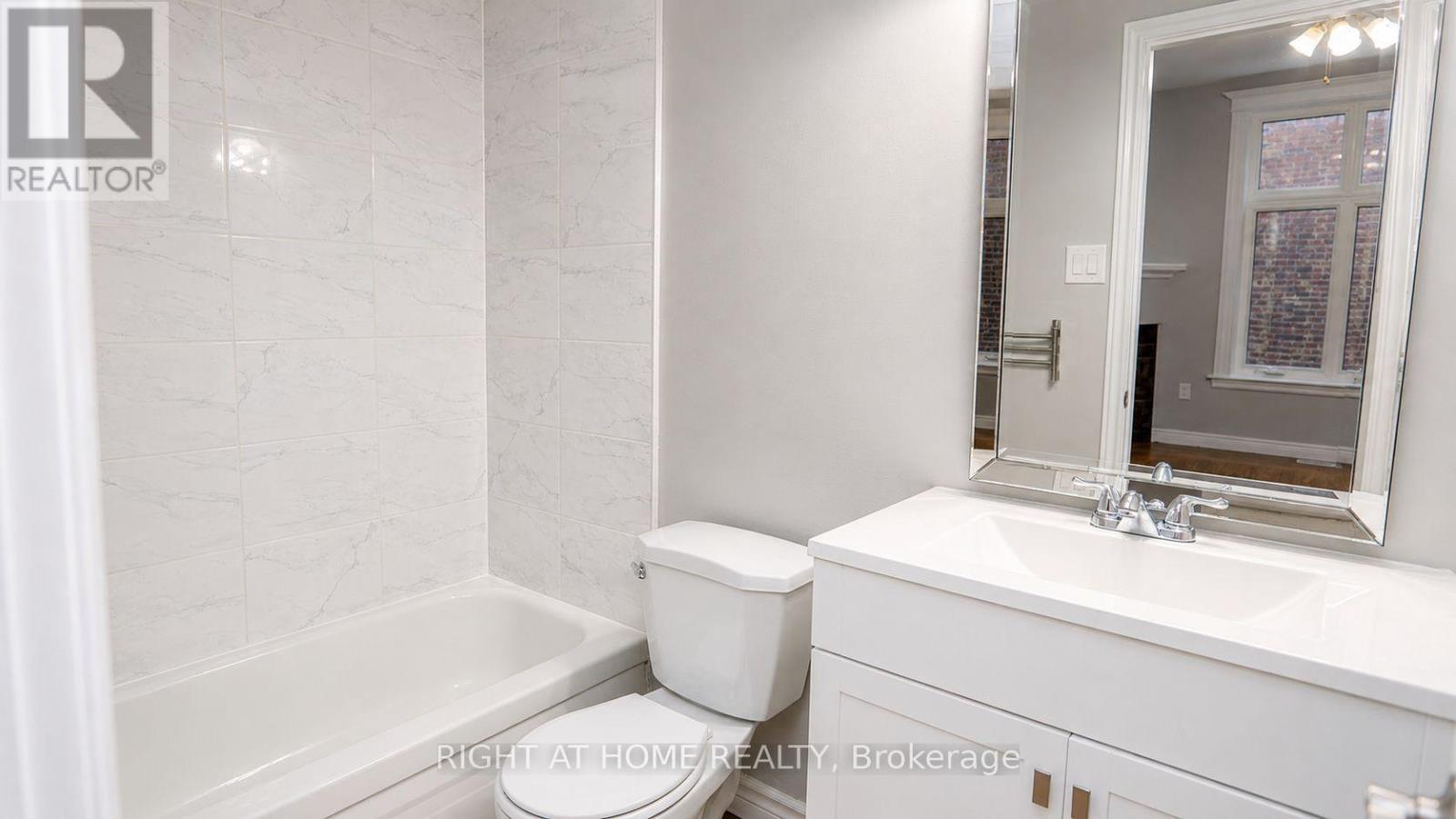 317 Queen Street S, Hamilton, ON - Indoor Photo Showing Bathroom