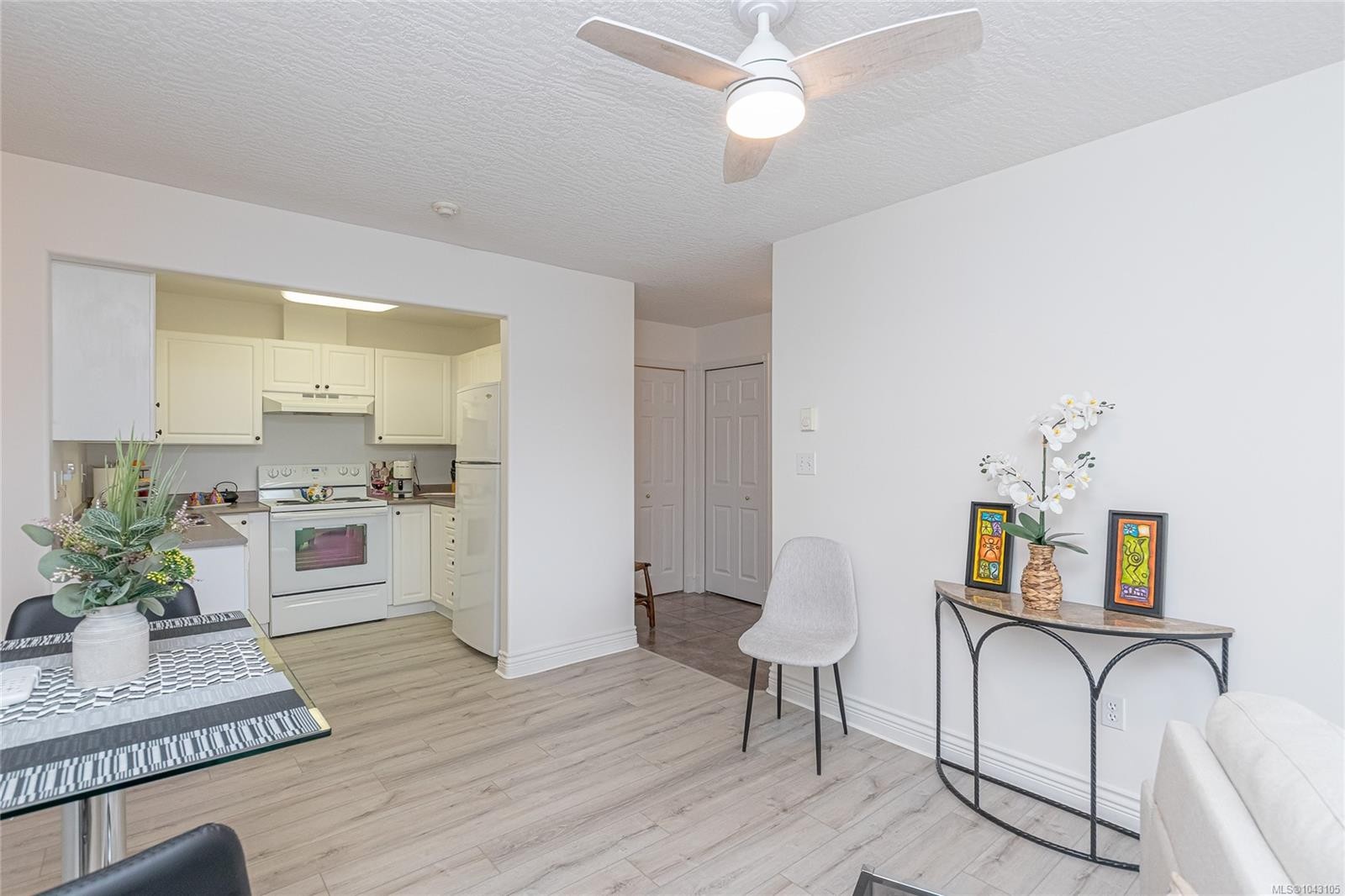 #202-9844 Croft St, Chemainus, BC - Indoor Photo Showing Kitchen