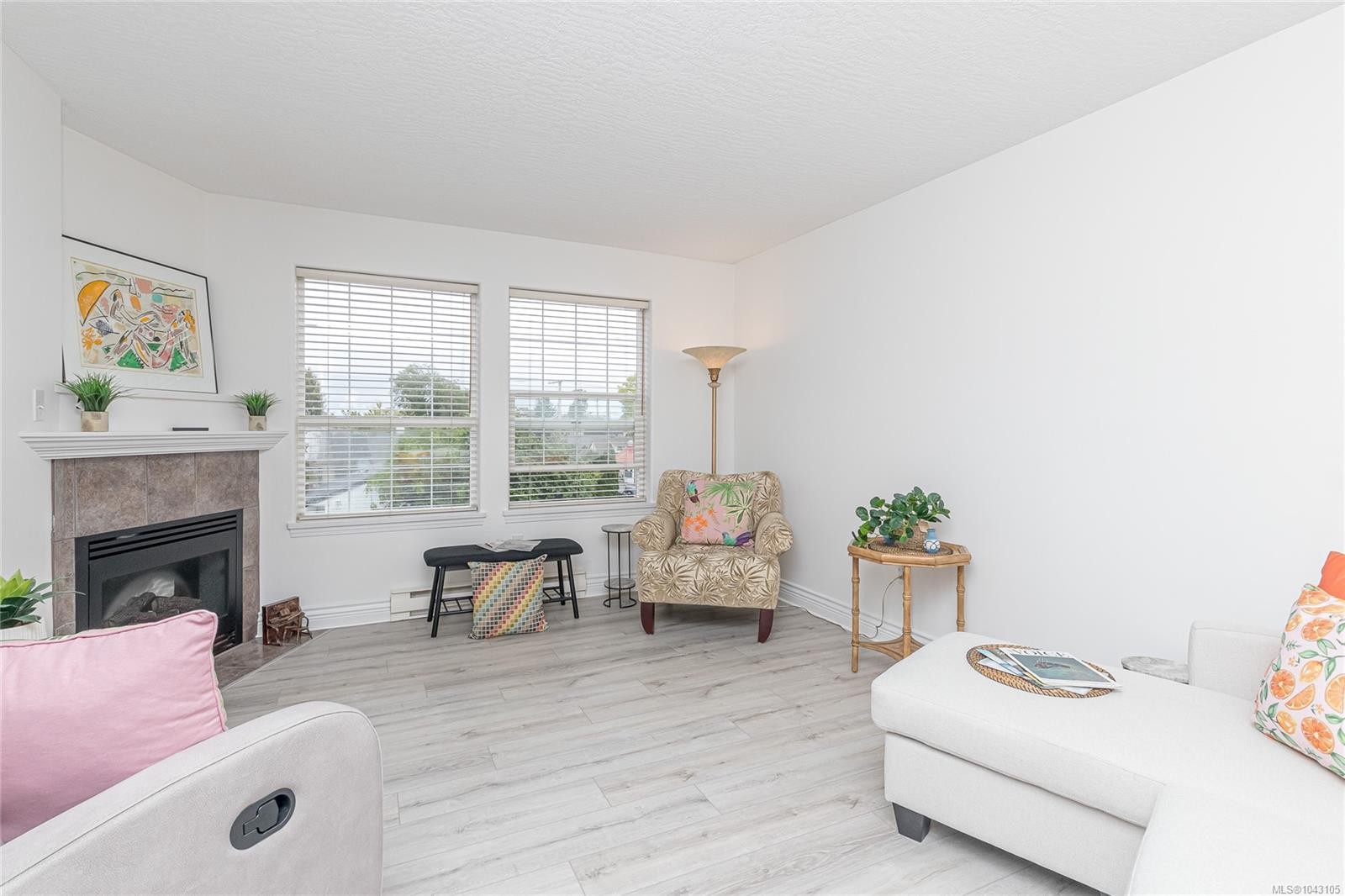 #202-9844 Croft St, Chemainus, BC - Indoor Photo Showing Living Room With Fireplace